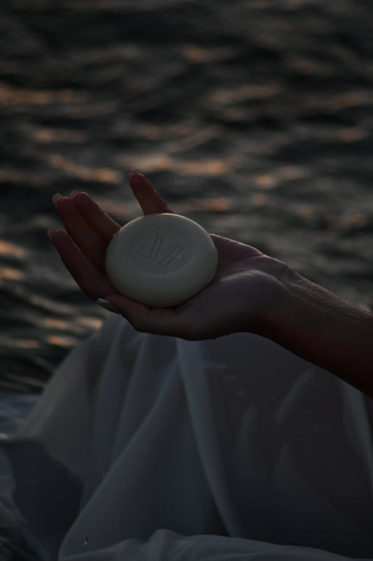 Nettoyant Visage Solide Doux Fleurs de Garrigue : le soin naturel idéal pour les peaux mixtes et sensibles