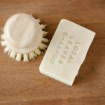 Top vue d'un pinceau de beauté zéro déchet et d'un shampoing sec avec inscription sur fond marron