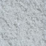 Détail en gros plan de cristaux de sel blanc grossier, parfait pour les fonds.