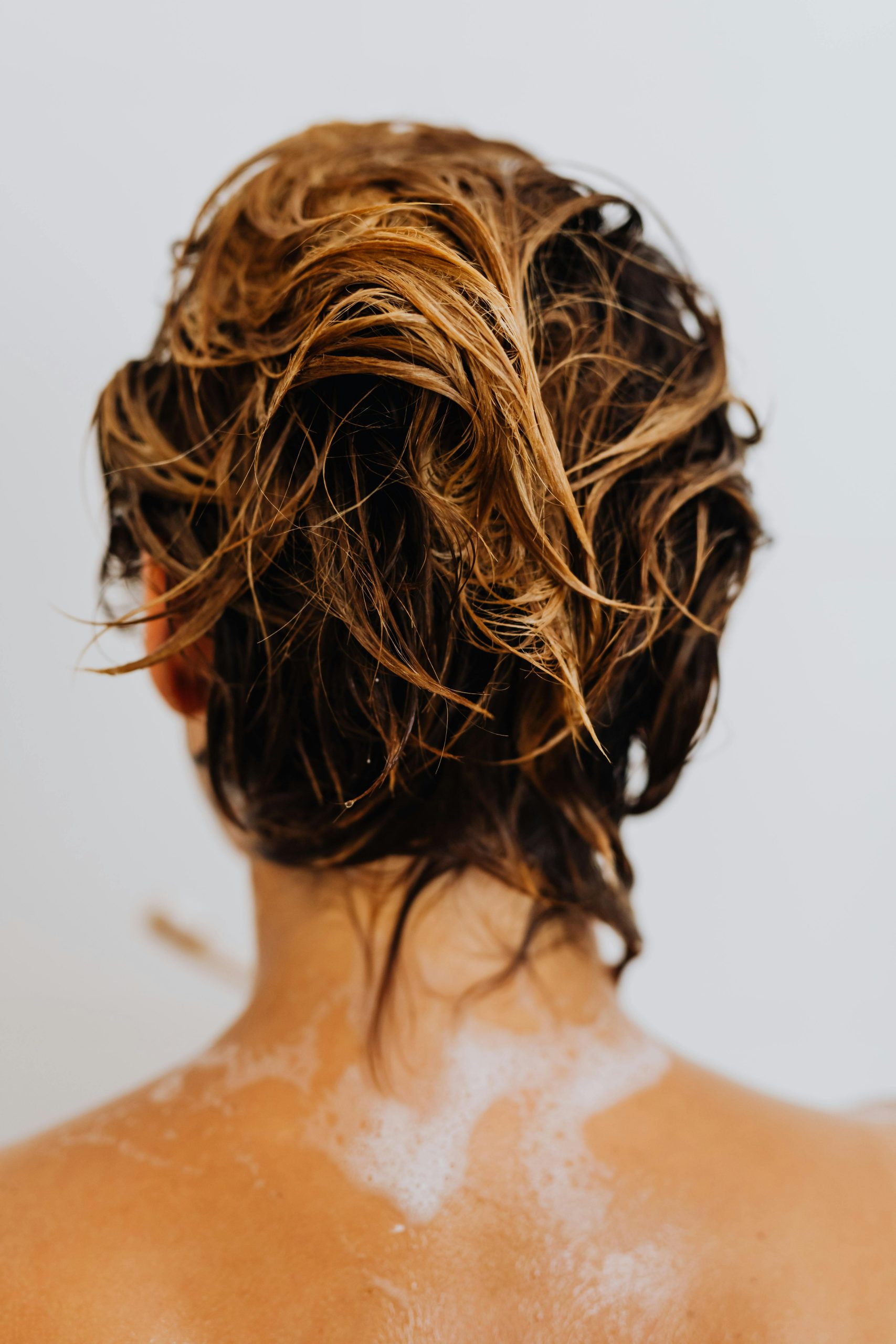 Comment adopter une routine cheveux gras efficace ?