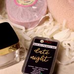 Indulgez dans le luxe avec un parfum solide et des cosmétiques dans un cadre doux.