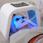A facial skincare treatment featuring blue light therapy with a relaxing mask. Un traitement de soin du visage avec thérapie par lumière bleue et un masque relaxant.