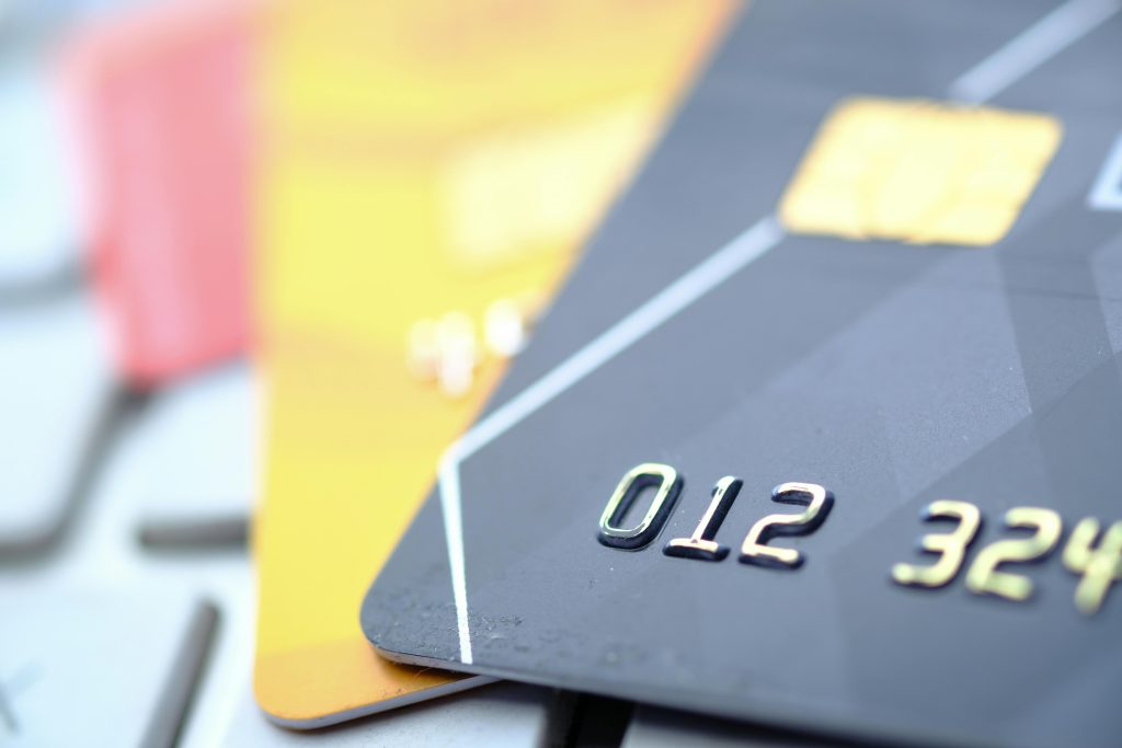 High-quality close-up of credit and debit cards, highlighting technology and security. Gros plan de haute qualité de cartes de crédit et de débit, mettant en évidence la technologie et la sécurité.