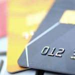 High-quality close-up of credit and debit cards, highlighting technology and security. Gros plan de haute qualité de cartes de crédit et de débit, mettant en évidence la technologie et la sécurité.