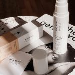 Arrangement esthétique d'articles de soins de la peau à la lumière naturelle, idéal pour les concepts de beauté.