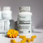 HairBeyond premium hair health supplement bottles with vitamins in focus. Flacons de supplément capillaire premium HairBeyond avec vitamines en focus.