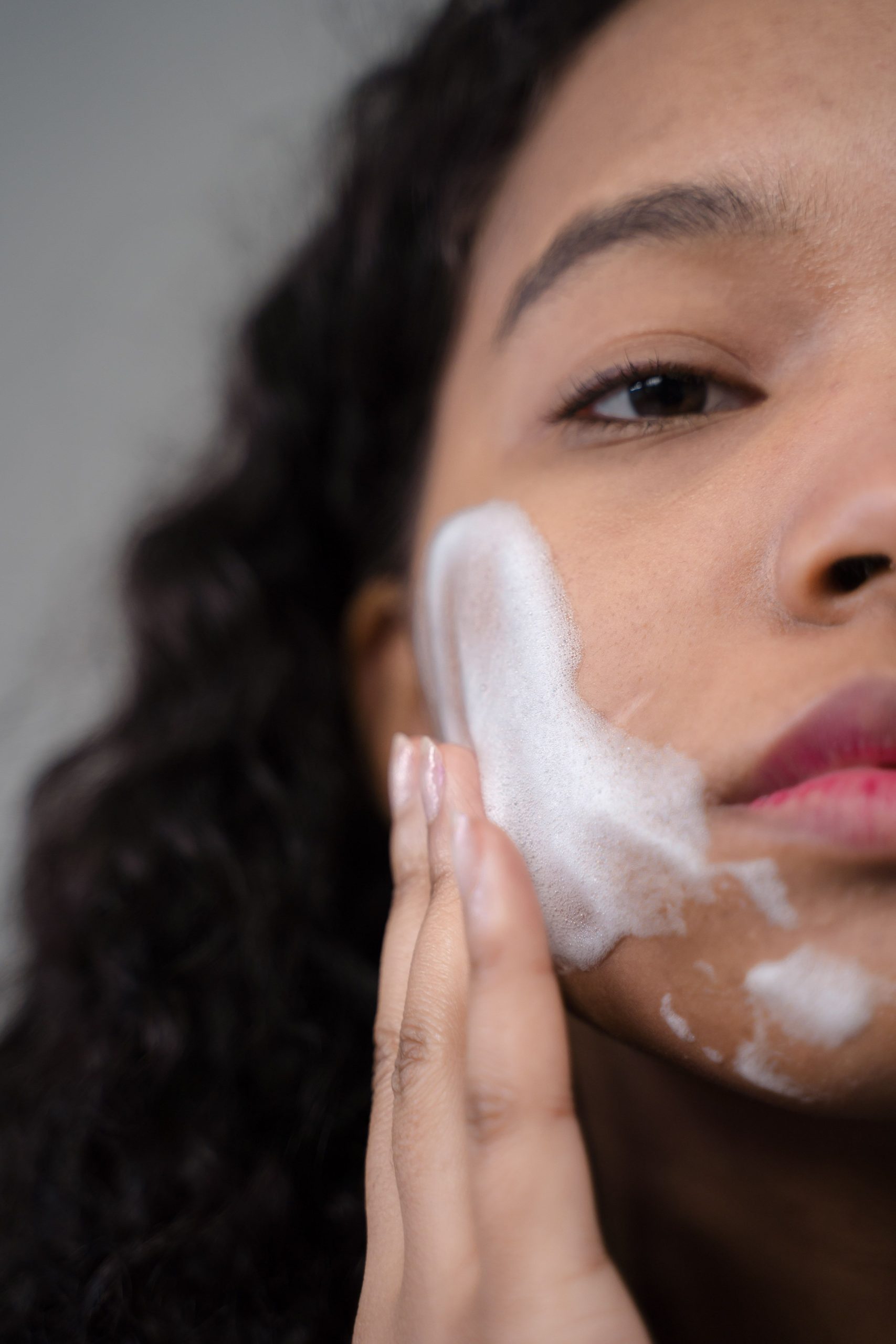 Comment choisir nettoyant visage naturel
