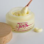 Crème hydratante La Verge élégante avec applicateur doré rose pour une hydratation à base de nature.