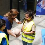 Kids and instructor learning CPR techniques during first aid safety training. Enfants et instructeur apprenant les techniques de RCP lors d'une formation de sécurité des premiers secours.