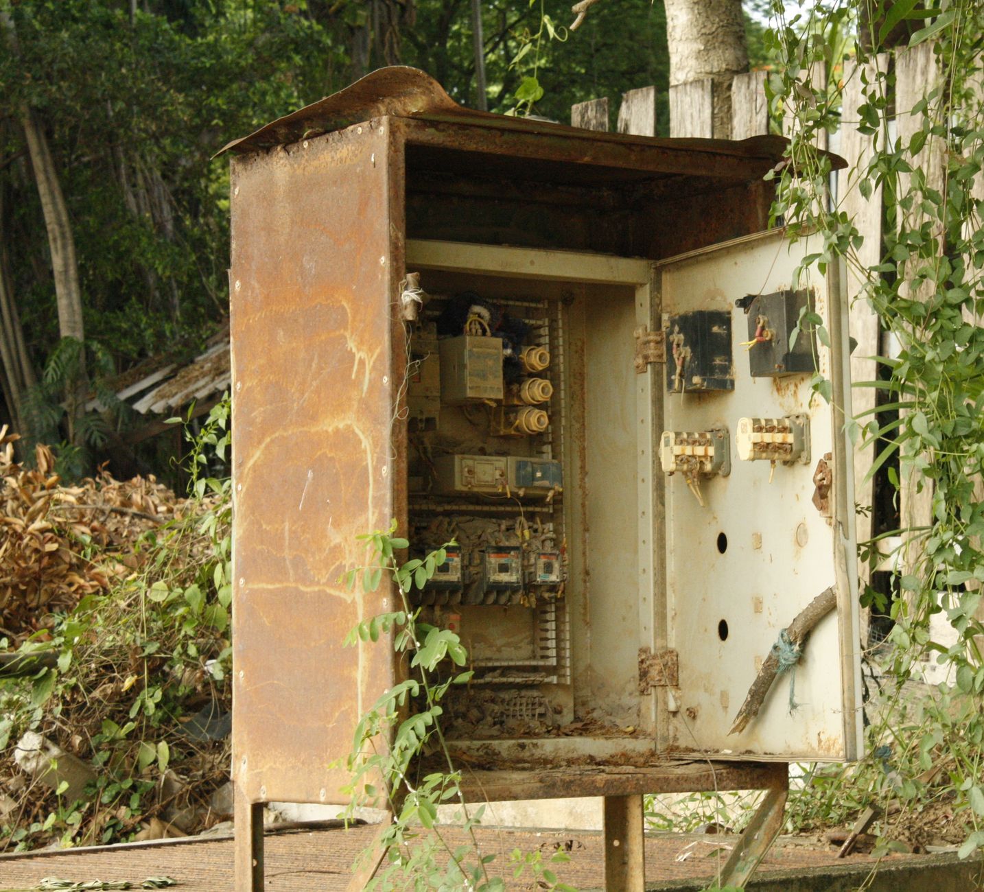 Ancien boîtier électrique extérieur, rouillé