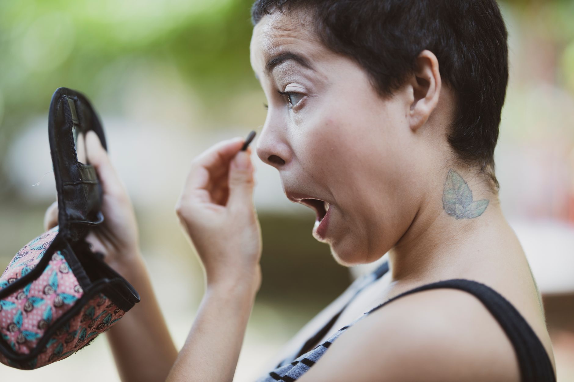 Application d'un fard à paupières avec un miroir