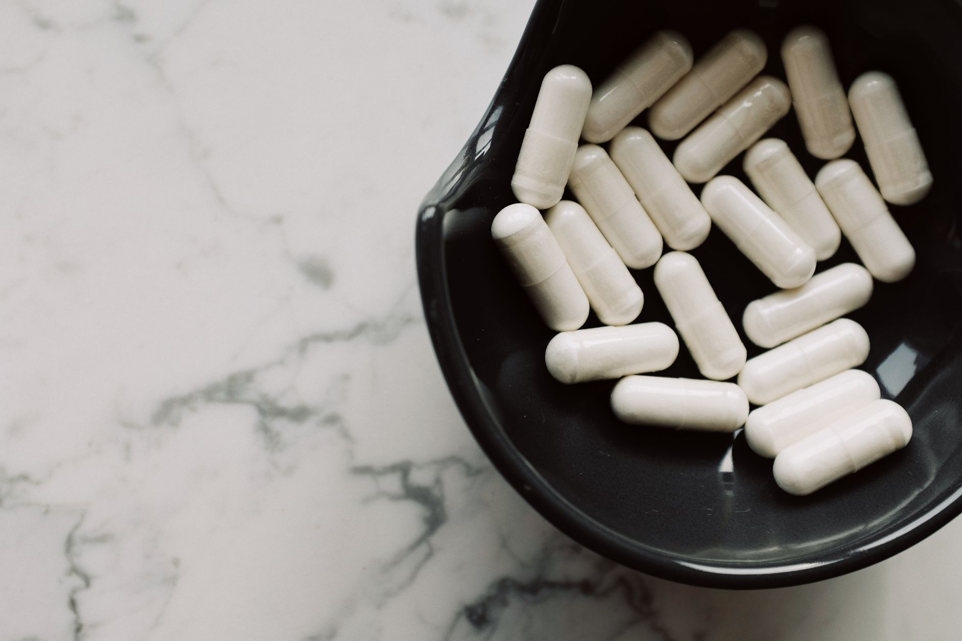 Capsules de magnésium dans un bol sur marbre