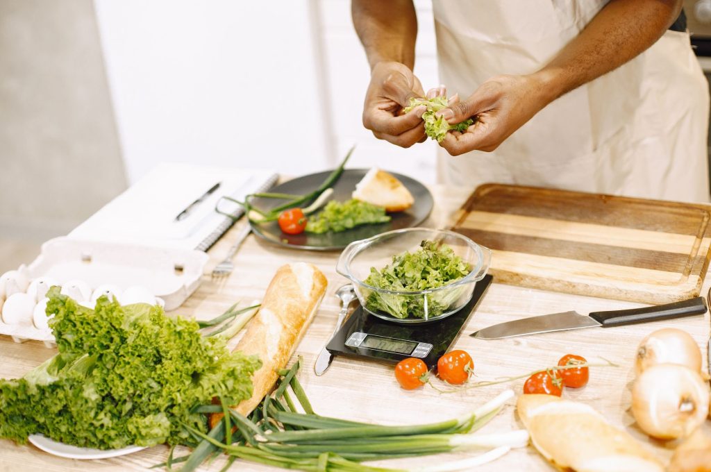 Balance de cuisine avec fruits et légumes frais