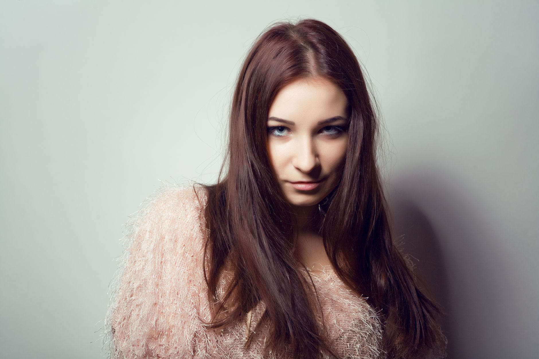 Gros plan sur cheveux chatains lisses et brillants