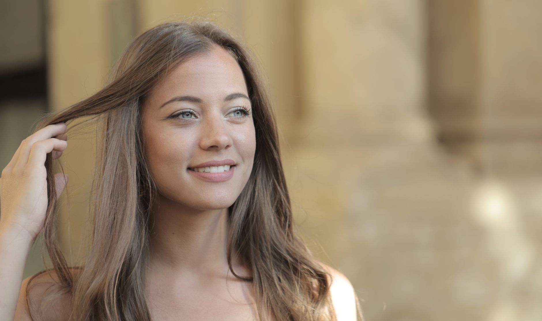Cheveux chatain clair naturel a la lumiere du jour