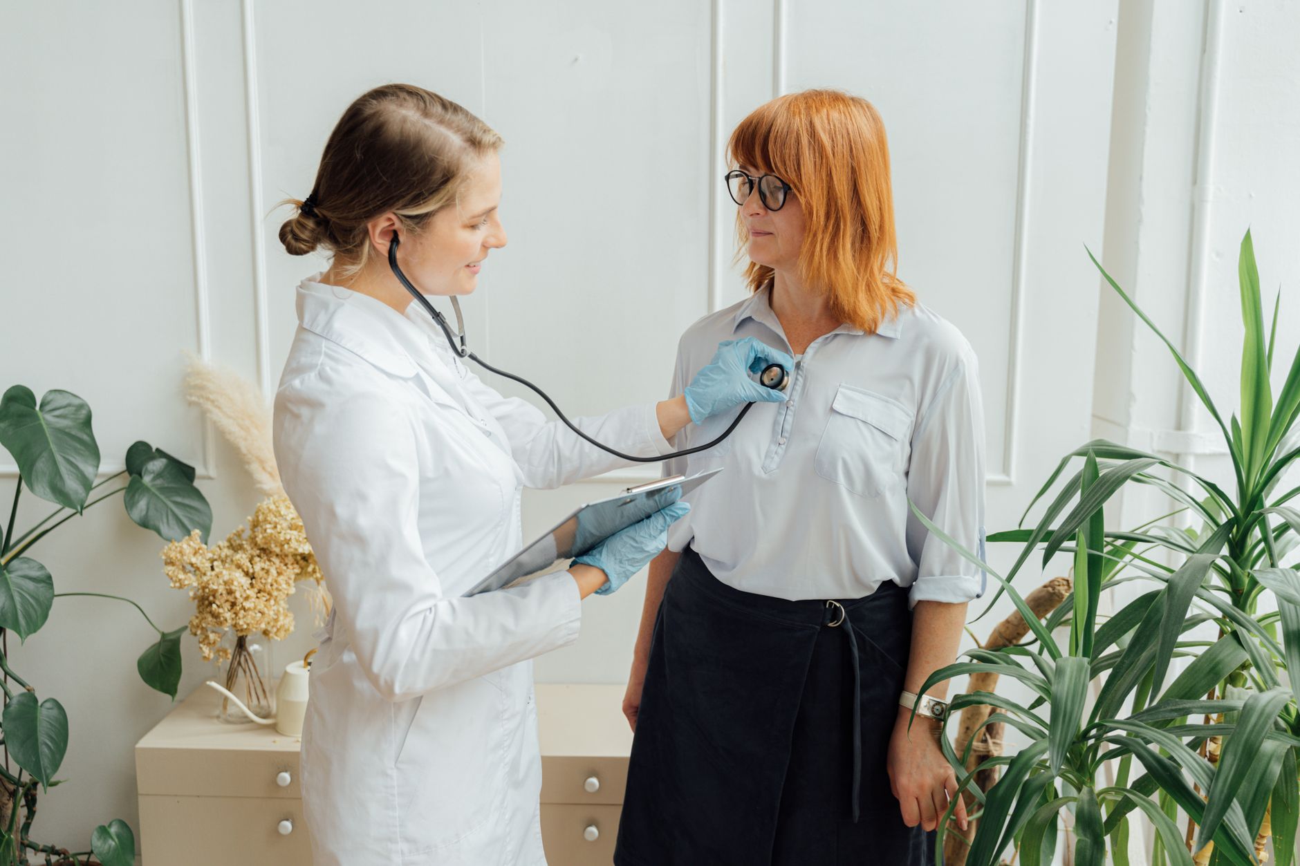 Consultation médicale entre un médecin et une patiente