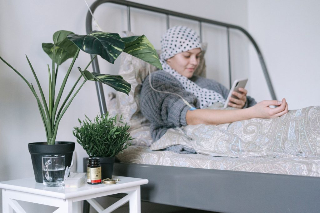 Patiente en salle de soins pendant une chimiothérapie