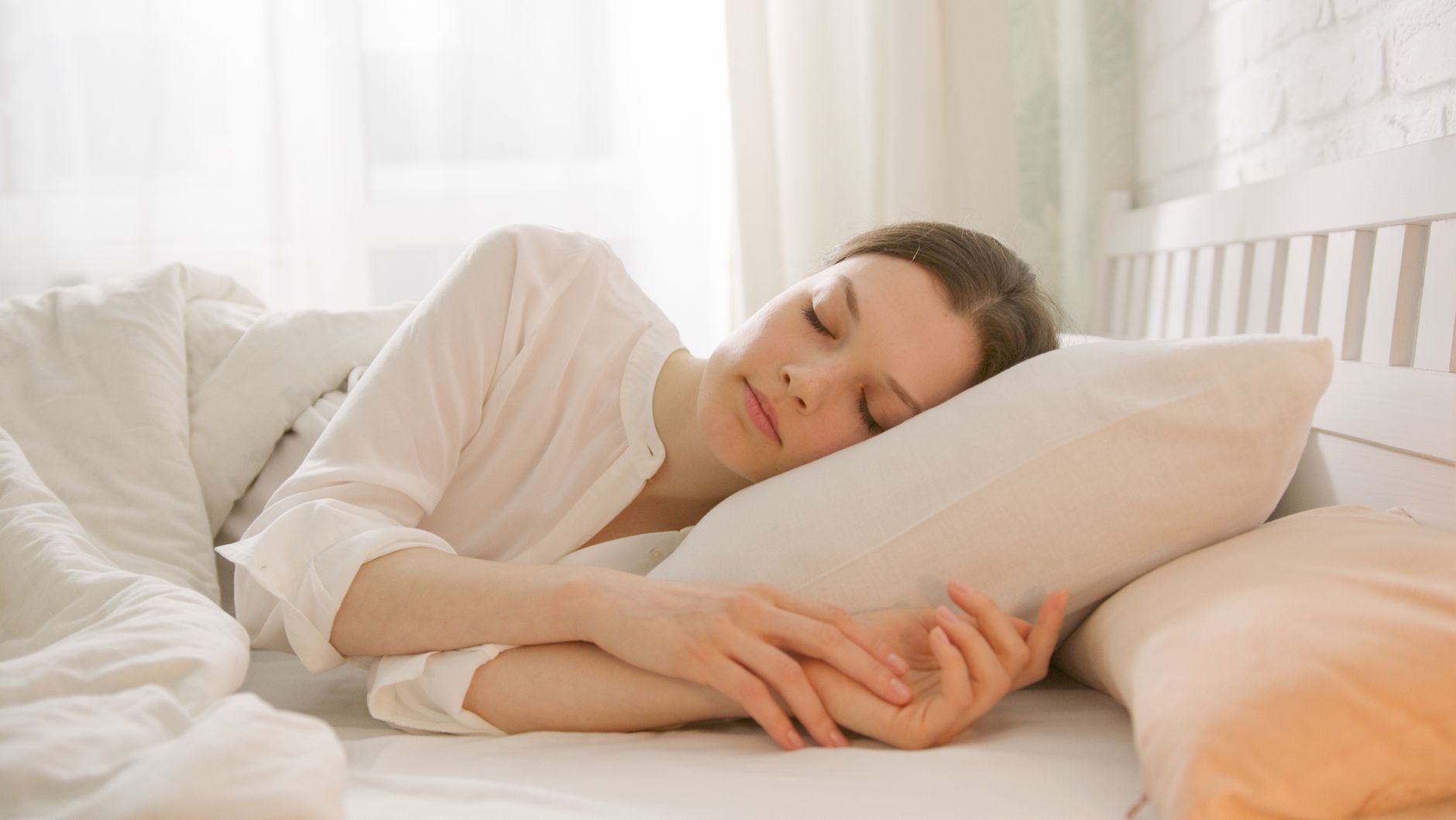 Femme se reposant paisiblement pendant sa convalescence