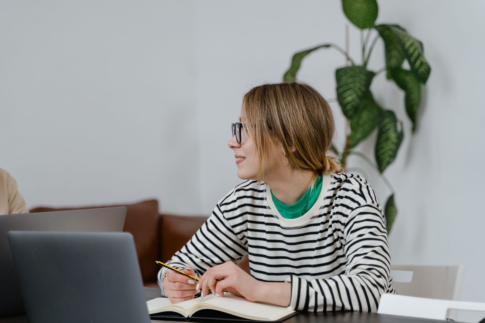 Femme qui prend des notes à son bureau