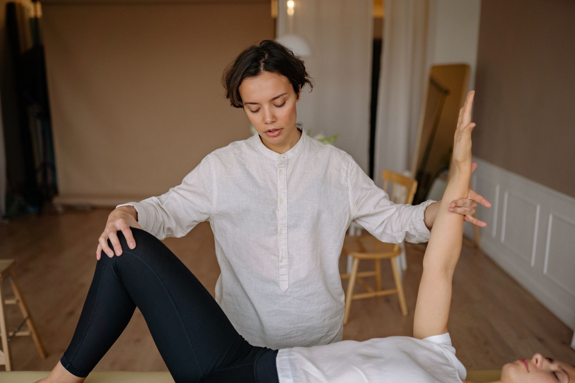 Kinésithérapeute qui manipule le bas du dos d un patient