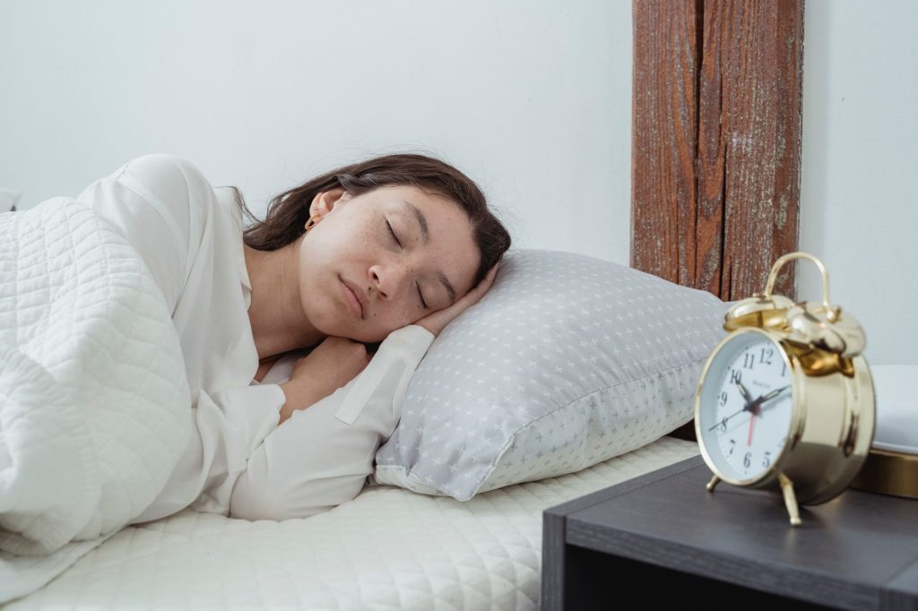 Jeune femme allongée sur le côté qui dort