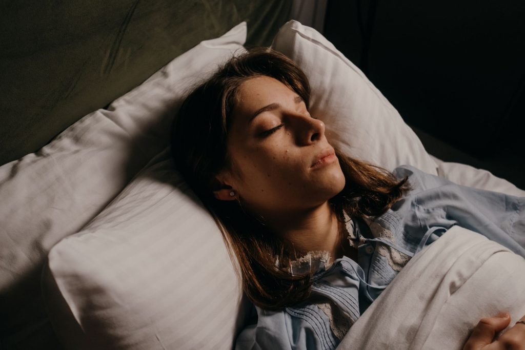 Femme qui dort paisiblement dans son lit