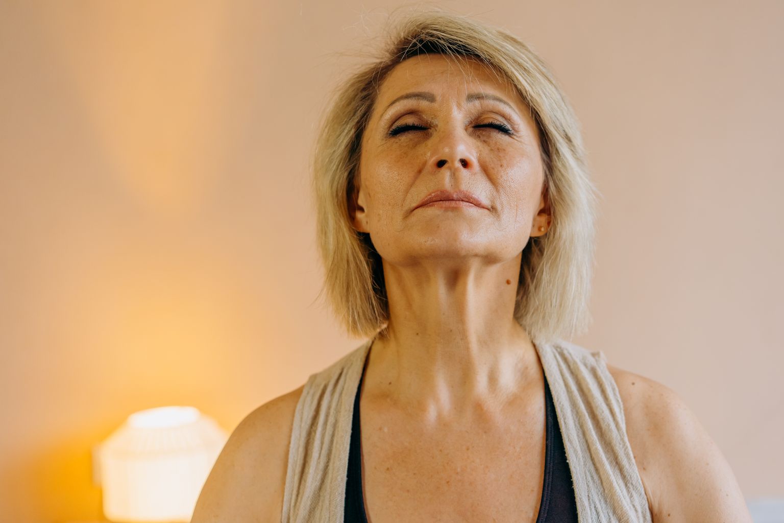 Femme senior en pleine conscience, retour au calme les yeux fermés