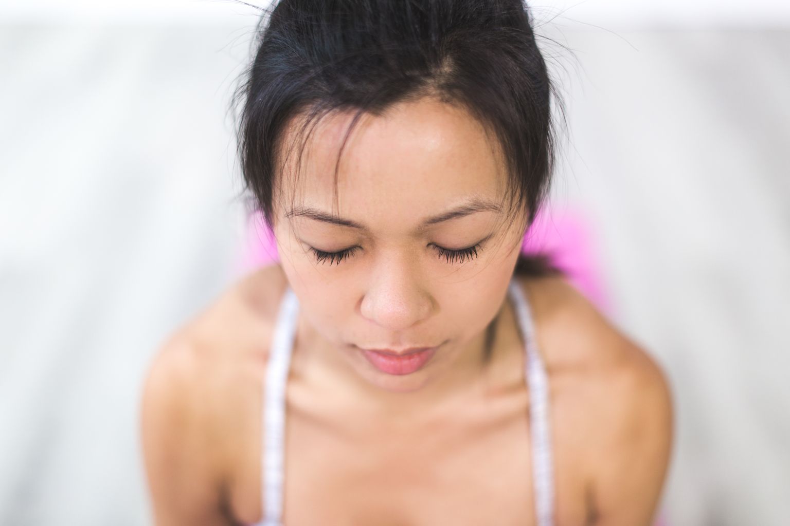 Jeune femme en méditation à la maison, les yeux fermés