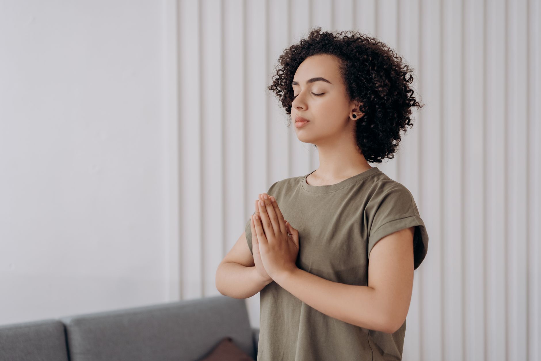 Jeune femme détendue en posture de yoga