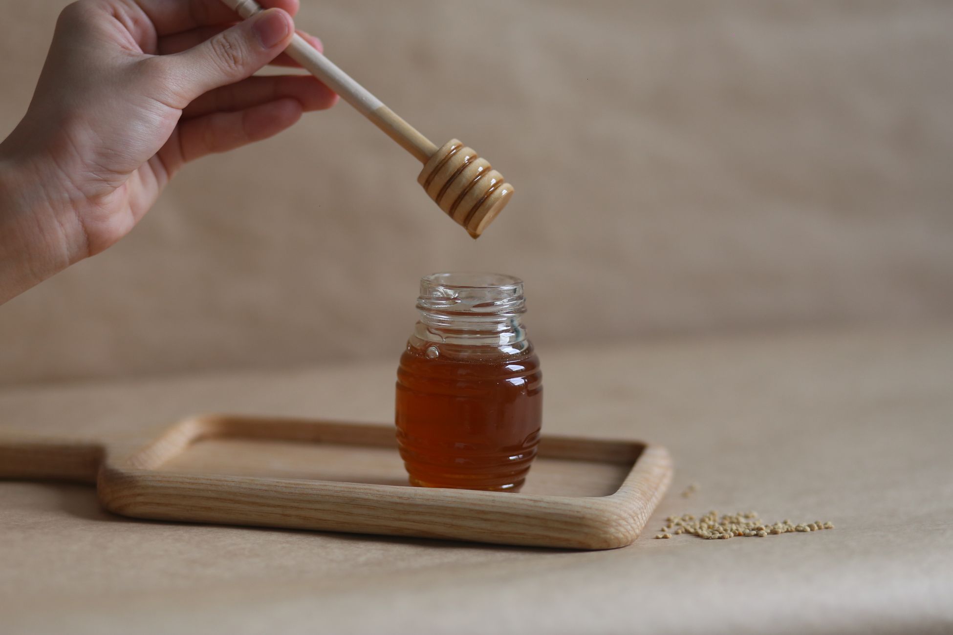 Bocal de miel avec cuillère sur table en bois