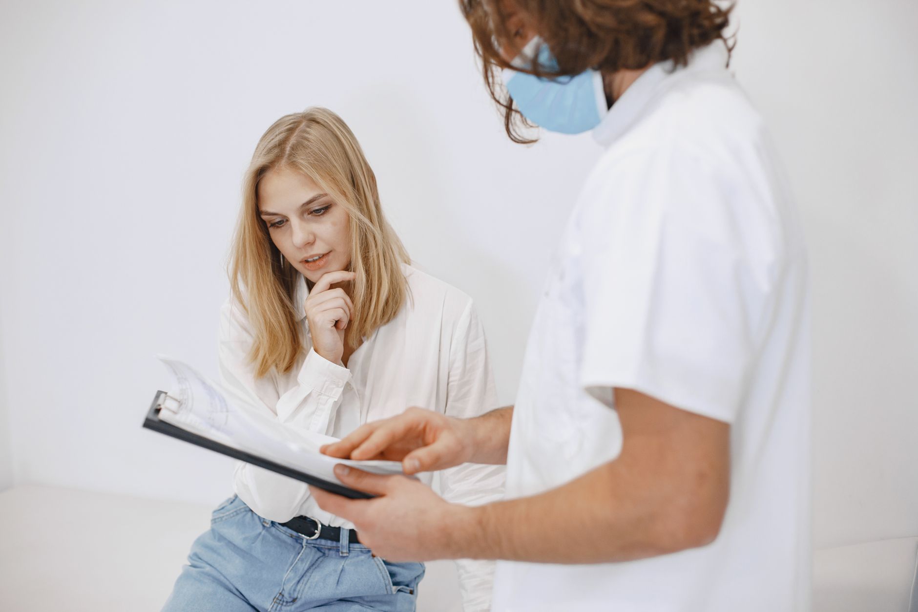 Médecin et patiente qui regardent un résultat d