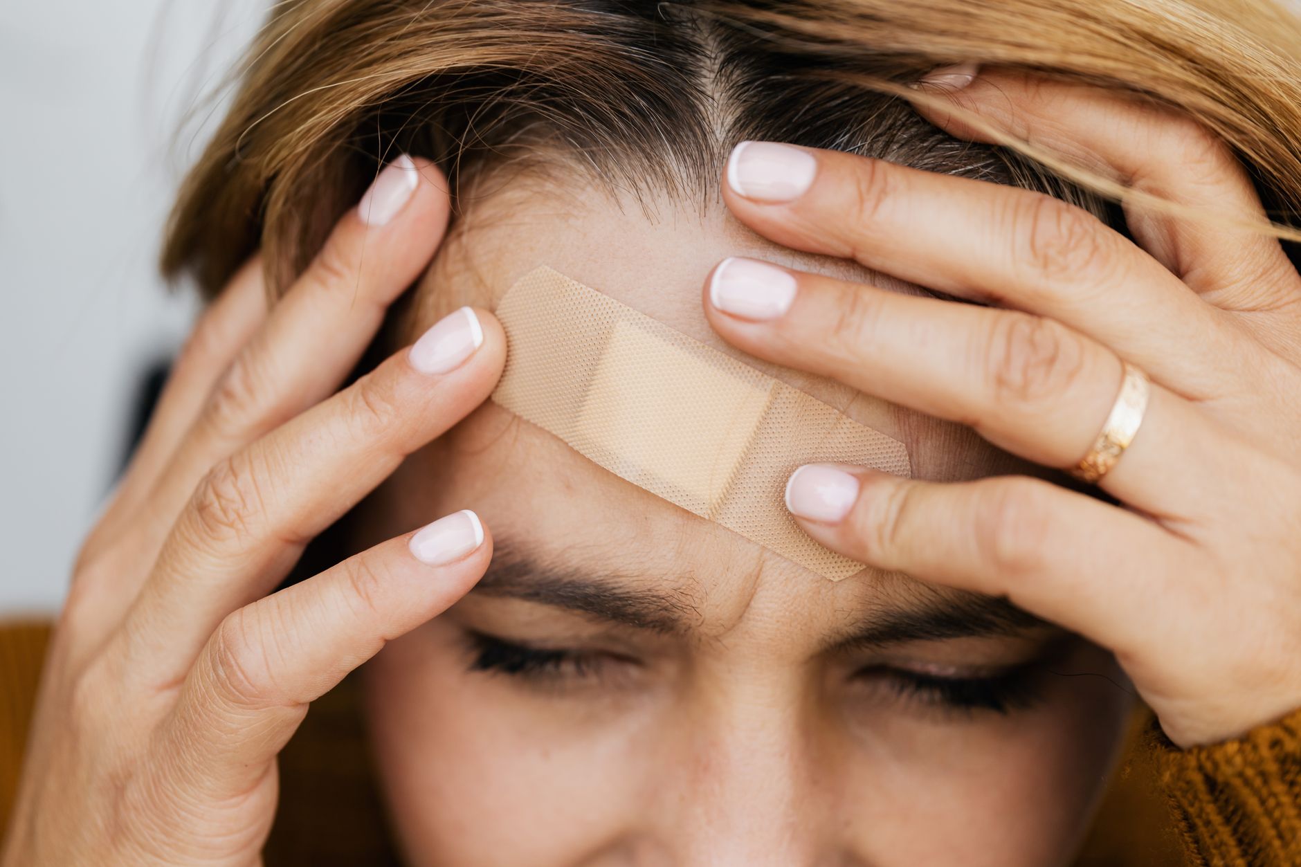 Pansement posé sur le front après une blessure