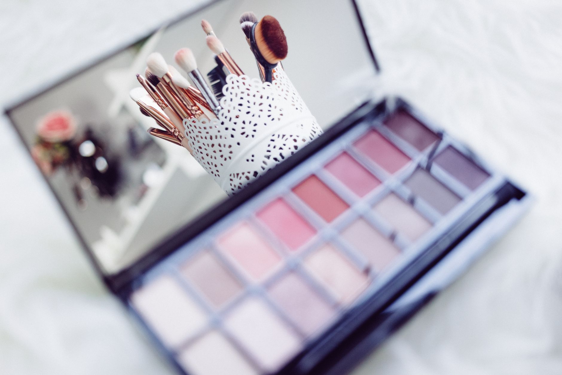 Pinceaux de maquillage et palette d'ombres à paupières