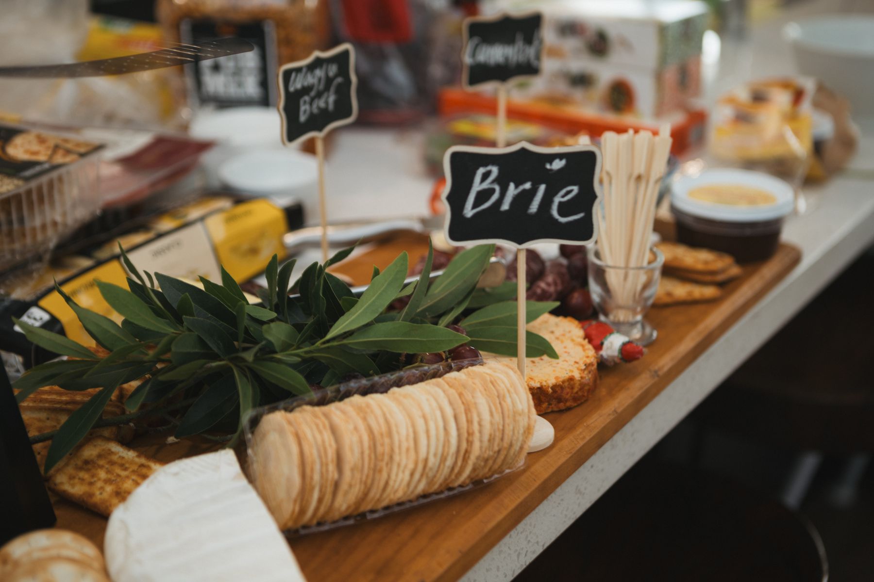 Plateau de brie et charcuterie sur assiette