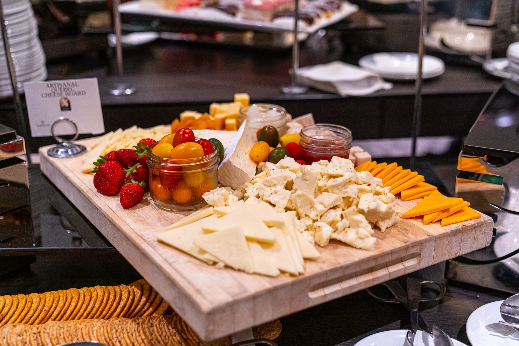 Plateau de fromages artisanal avec fruits