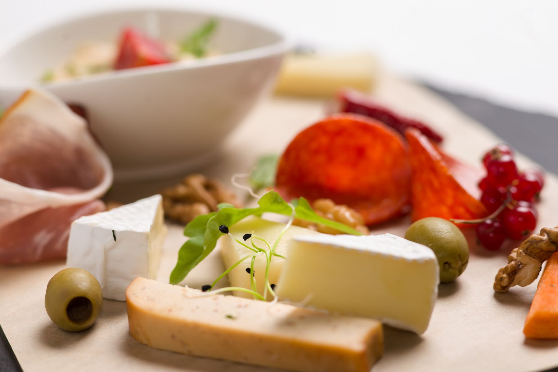 Plateau de fromages avec olives et noix