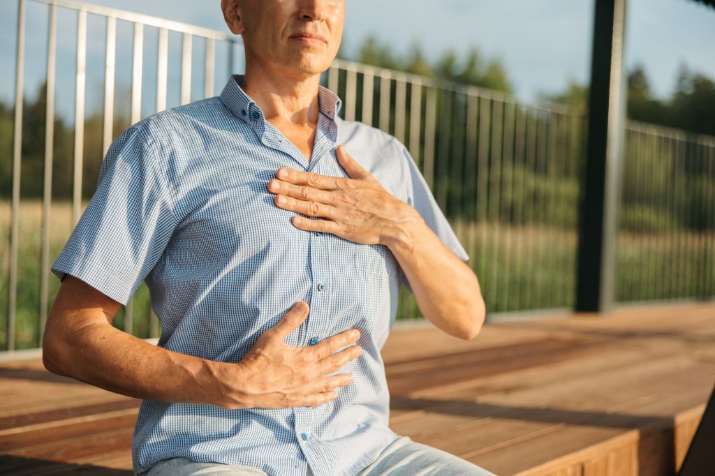 Respiration abdominale mains sur le ventre