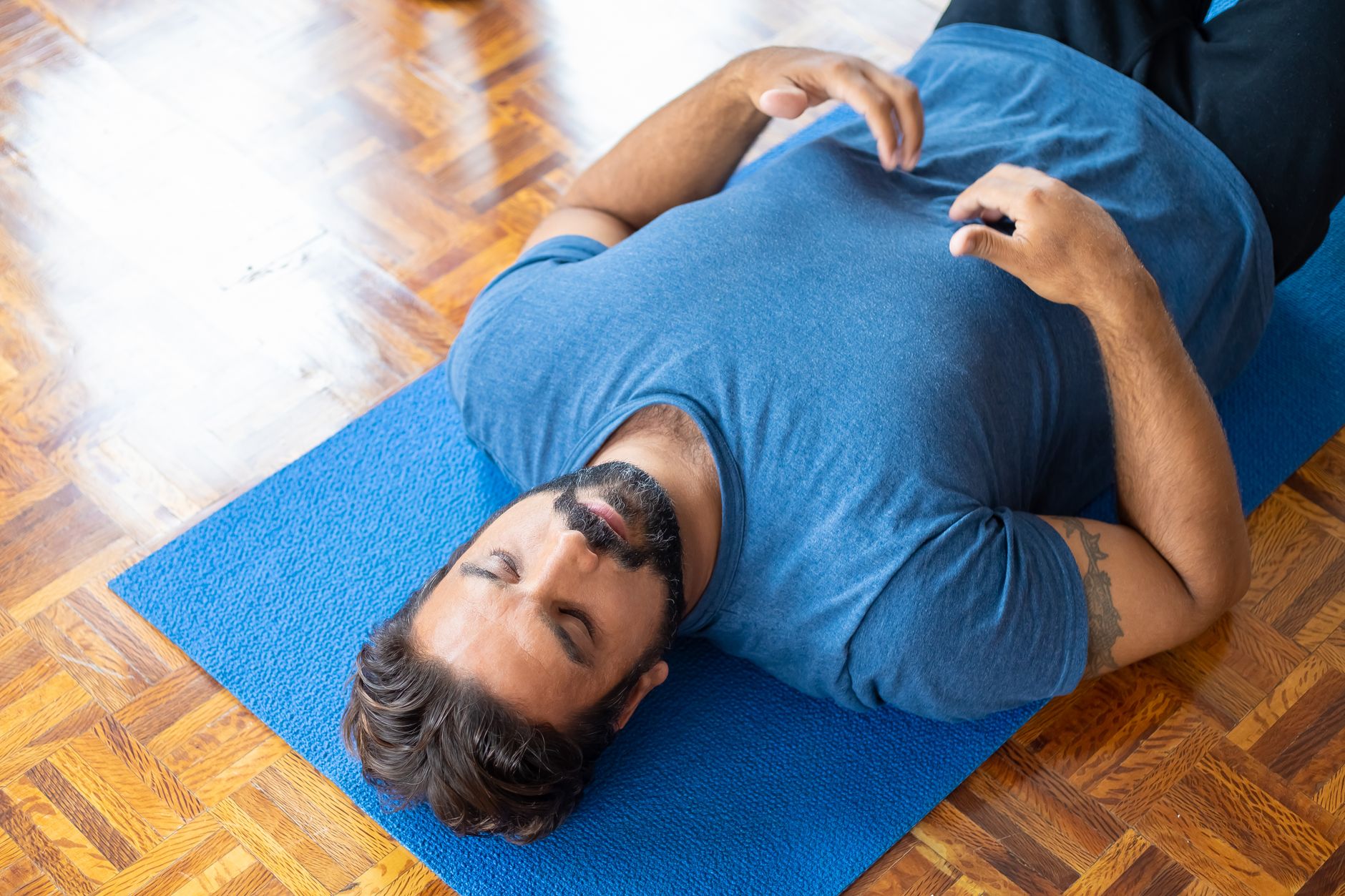 Homme allongé en pleine respiration relaxante