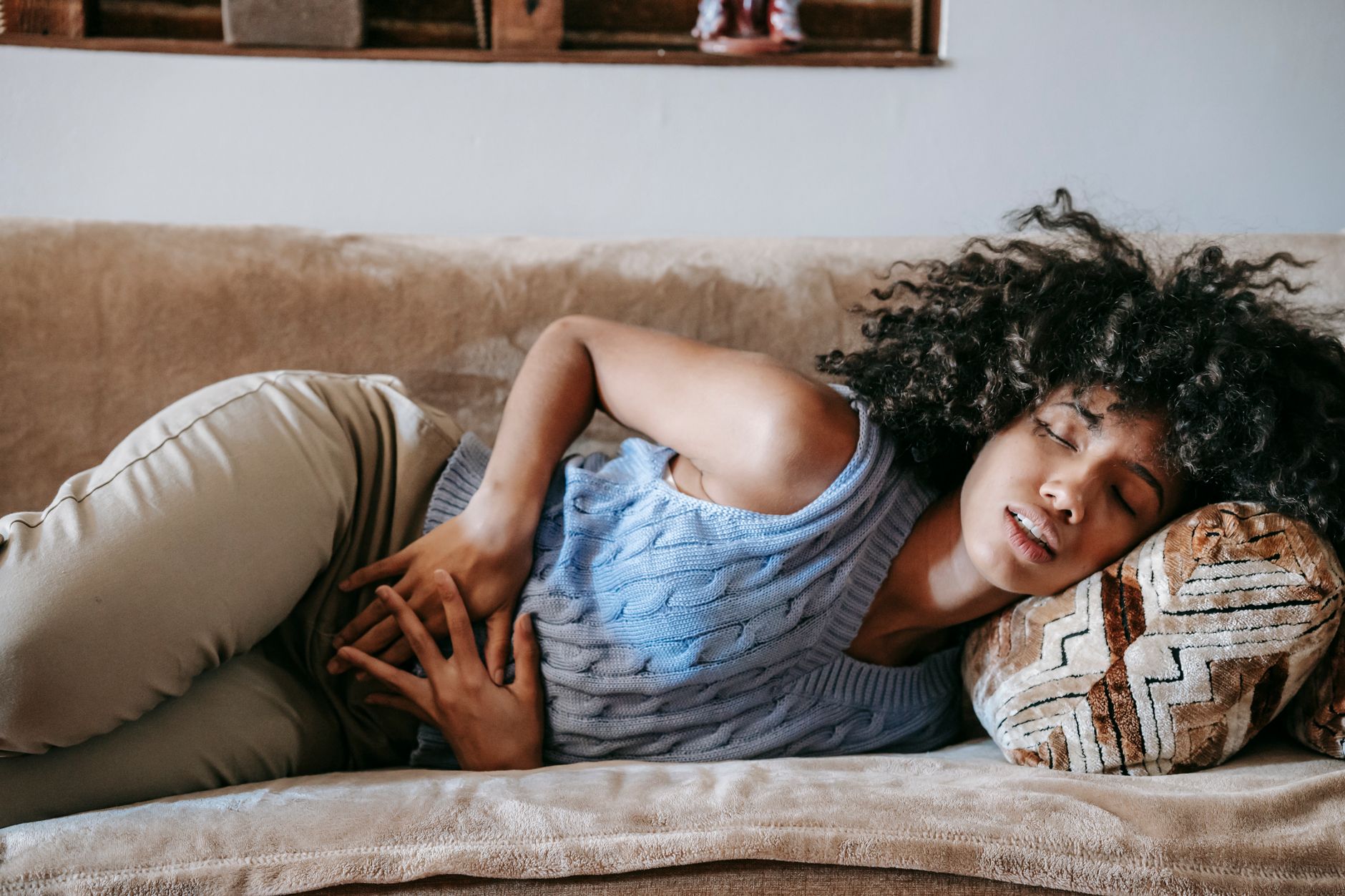 Jeune femme fatiguée les yeux fermés sur un canapé