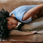 Femme allongee souffrant de douleurs au ventre